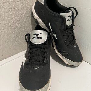 LIKE NEW! ~ women's MIZUNO cleats ~ Fly / wave molded 9 cleat bottom / Size 8